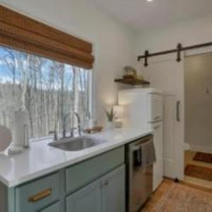 The Hillside Retreat - Cozy container home with Hot tub and Fire pit