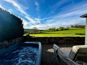 Romantic four poster Cottage private outdoor Hot Tub & Sauna at Harthill Hall plus private daily use of indoor pool and sauna 1 hour per day - Great Rowsley
