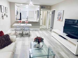 Modern 1BR 1BA Condo 1Block to Aventura Mall