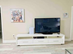 Modern 1BR 1BA Condo 1Block to Aventura Mall