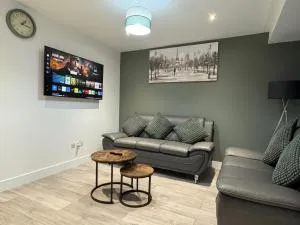 Deluxe 4 Bedroom House With Free Parking - Farnham Royal