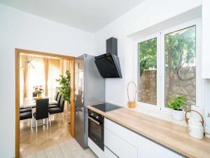 Holiday Home King - Four Bedroom House with Terrace