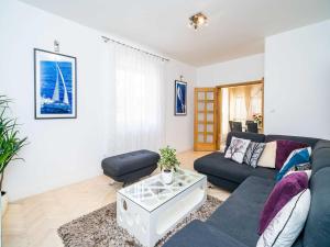 Holiday Home King - Four Bedroom House with Terrace