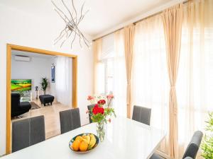 Holiday Home King - Four Bedroom House with Terrace