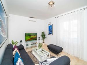 Holiday Home King - Four Bedroom House with Terrace