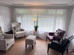 Charming 3 Bedroom Cottage Apartment in a Tudor-Style Home