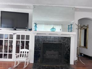 Charming 3 Bedroom Cottage Apartment in a Tudor-Style Home