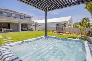 Shoreline Luxe - Refined Beachside Elegance with Spa - 洞穴海滩