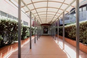 Inner-city 2 bedroom apartment - perfectly located