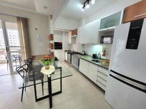 3 suítes grandes, 4 garagens, Vista mar, ótima localização a 2 minutos do mar em Meia Praia - Itapema