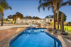 magnificent house with huge pool - Templestowe Lower