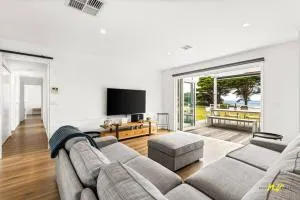 The Esplanade Indented Heads- Beach front, Luxury, Sleeps 8, Spacious, Aircon, Heating, - Indented Head