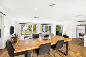 The Esplanade Indented Heads- Beach front, Luxury, Sleeps 8, Spacious, Aircon, Heating,