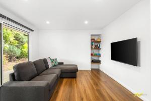 The Esplanade Indented Heads- Beach front, Luxury, Sleeps 8, Spacious, Aircon, Heating,