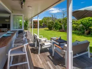 At The Beach - Pohara Holiday Home - Motupipi