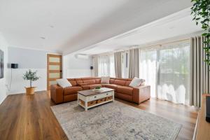 Spacious Home, Pool, Sauna fits 10ppl