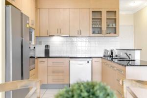 Madison Magic - Waterfront Balcony Haven with Pool