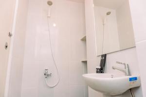 Comfy Studio at 30th Floor Tokyo Riverside PIK 2 Apartment By Travelio