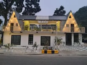 The FarmHouse Cafe & Lounge - Haldwāni