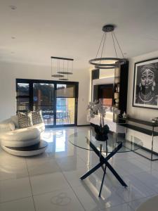 Gorgeous 2 Bedroom Near Monte Casino