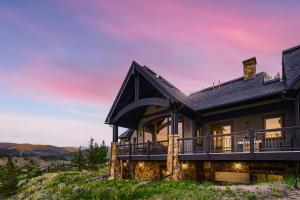 NEW LISTING! Après & Fairway Retreat home