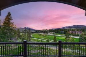 NEW LISTING! Après & Fairway Retreat home