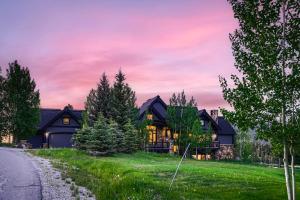 NEW LISTING! Après & Fairway Retreat home