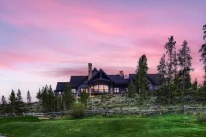 NEW LISTING! Après & Fairway Retreat home