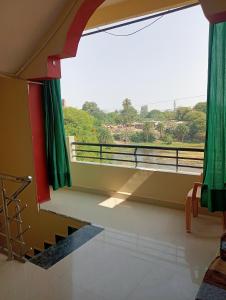 MAHESWARI HOME STAY Airconditioner Full Apartment Near 1 km of Mahakalewar Temple