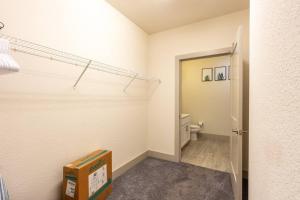 Stunning Top Floor 2 Bdrm 2 Bath City View Apt King Bed Free Parking Pool Gym