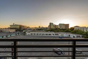 Stunning Top Floor 2 Bdrm 2 Bath City View Apt King Bed Free Parking Pool Gym