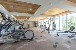 Stunning Top Floor 2 Bdrm 2 Bath City View Apt King Bed Free Parking Pool Gym