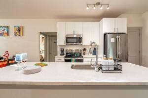 Stunning Top Floor 2 Bdrm 2 Bath City View Apt King Bed Free Parking Pool Gym