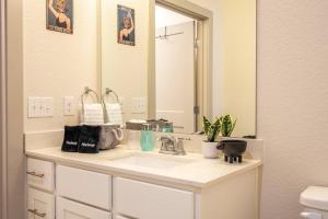 Stunning Top Floor 2 Bdrm 2 Bath City View Apt King Bed Free Parking Pool Gym