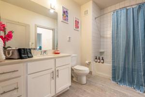 Stunning Top Floor 2 Bdrm 2 Bath City View Apt King Bed Free Parking Pool Gym