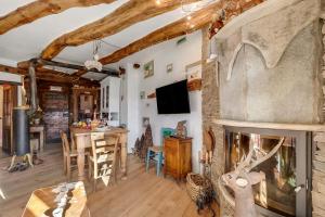 Grange Romantic Retreat Mountain View - Happy Rentals