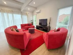 Sanrio Dream Villa Family Retreat with Views - 坎伯维尔