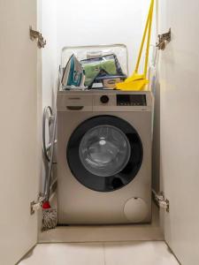 2BR near Dubai Mall, Burj views!