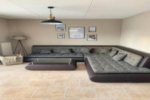 Spacious Stay Near the Sea