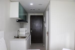 Elegant and Comfy Studio at Daan Mogot City Apartment By Travelio