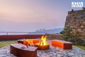 StayVista at Grove - Elysium Estate Scenic 2BR, Bonfire