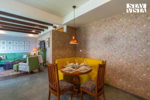 StayVista at Grove - Elysium Estate Scenic 2BR, Bonfire