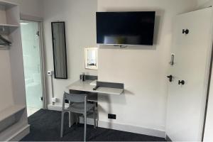 House-Sleeps 8-Parking-Pets Ok-Station Close