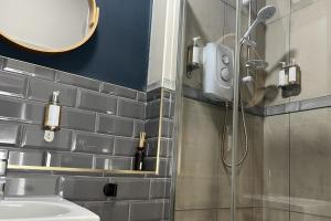 House-Sleeps 8-Parking-Pets Ok-Station Close