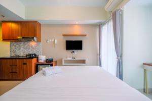 Cozy and Minimalist Studio Apartment at Grand Dhika City By Travelio