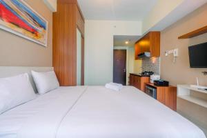 Cozy and Minimalist Studio Apartment at Grand Dhika City By Travelio