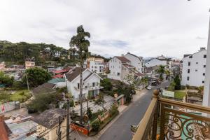 Phòng có Giường cỡ King và Ban công (Balcony King Room)