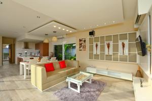 4bdr Modern Villa Signature by CapitalPro