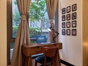 Vintage Mickey Disney Stay in BGC -200mbps wifi