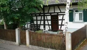 Gemütliches altes Fachwerkhaus mit Vorgarten - 莱茵河畔凯尔